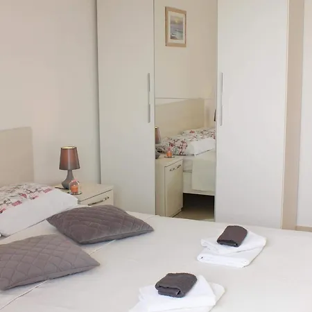 Apartment Lovro - One Bedroom With Terrace And Sea View 2 *