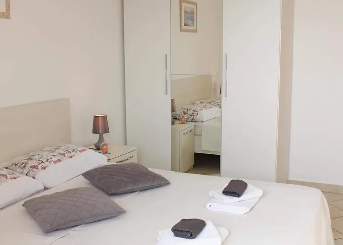 Apartamento Lovro - One Bedroom With Terrace And Sea View 2 *